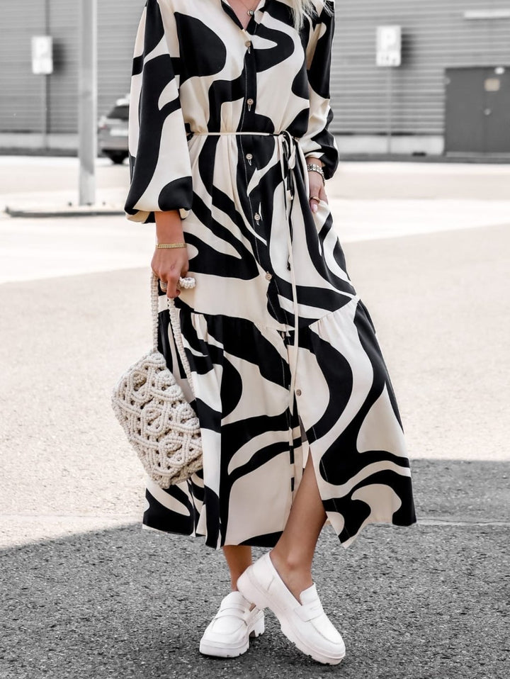 Robe à manches longues pour femmes avec motif à la mode et ceinture pratique.