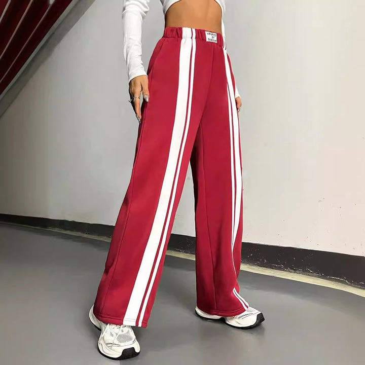 Pantalons d'entraînement pour femmes dans une coupe moderne avec des rayures latérales Levoire