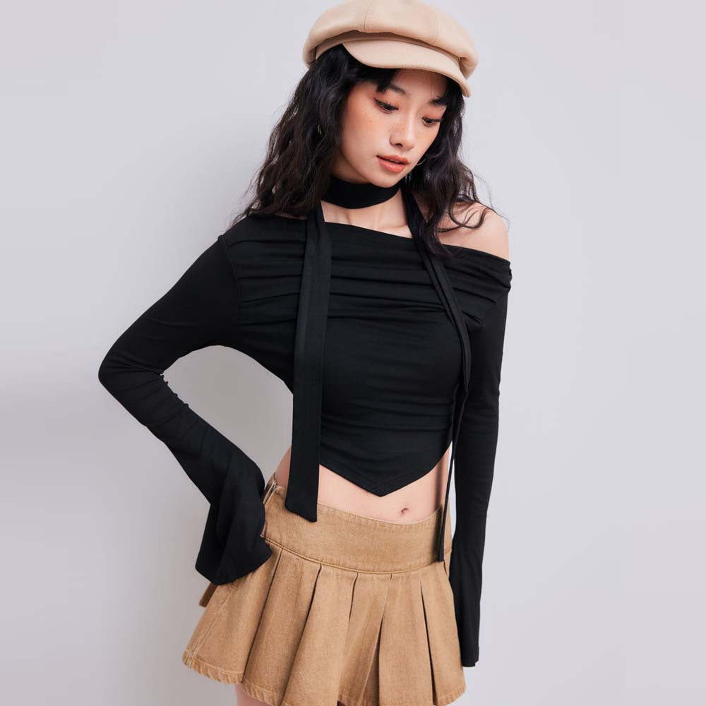 Top court pour femmes avec design de halter asymétrique et drapé élégant Levoire