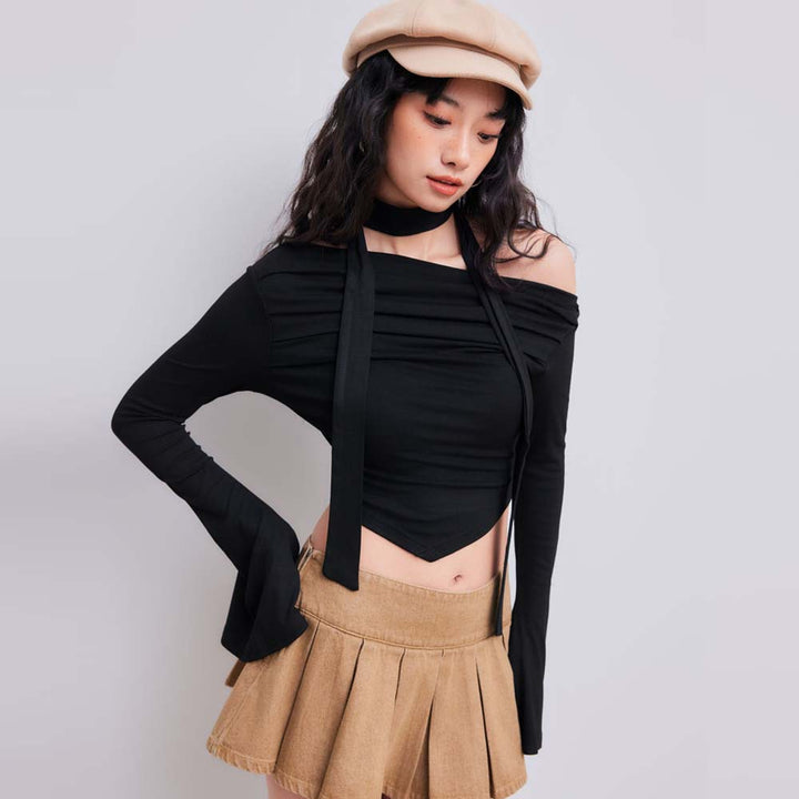 Top court pour femmes avec design de halter asymétrique et drapé élégant Levoire