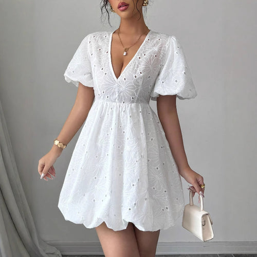 Robe mini pour femmes avec un design en dentelle florale et un décolleté en V flatteur Levoire