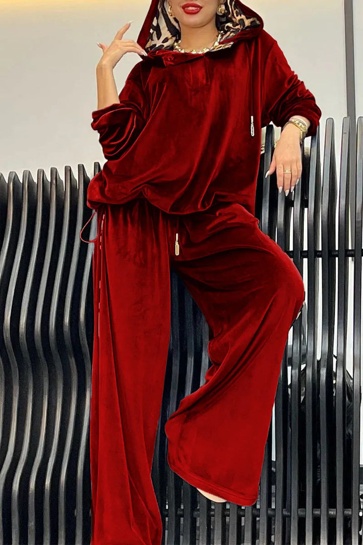 Costume de détente confortable pour femme avec capuche et finition satinée élégante Levoire