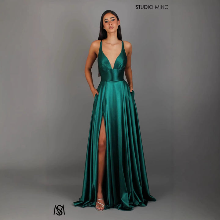 Robe de soirée élégante pour femmes avec décolleté en V profond et jupe fendue haute Levoire