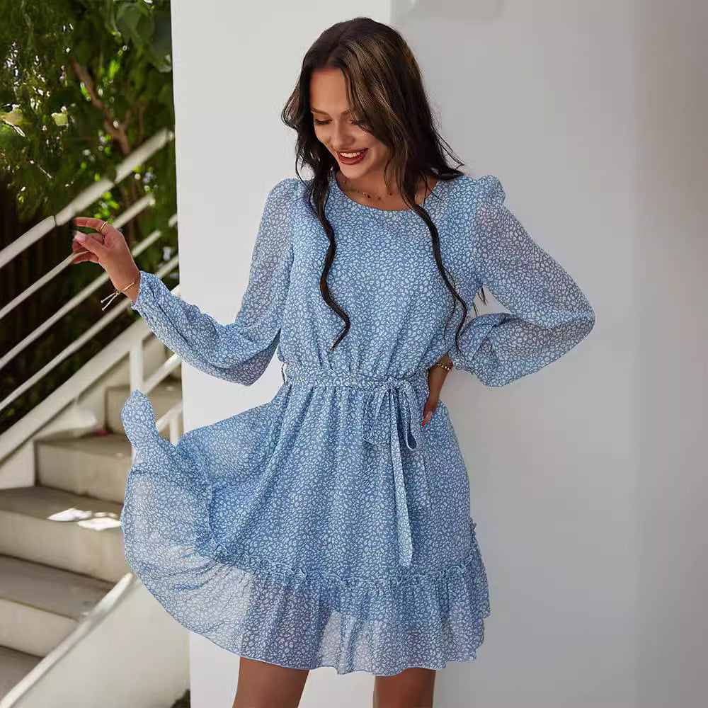 Robe mini aérienne pour femmes avec des détails volantés et une ceinture à nouer Levoire