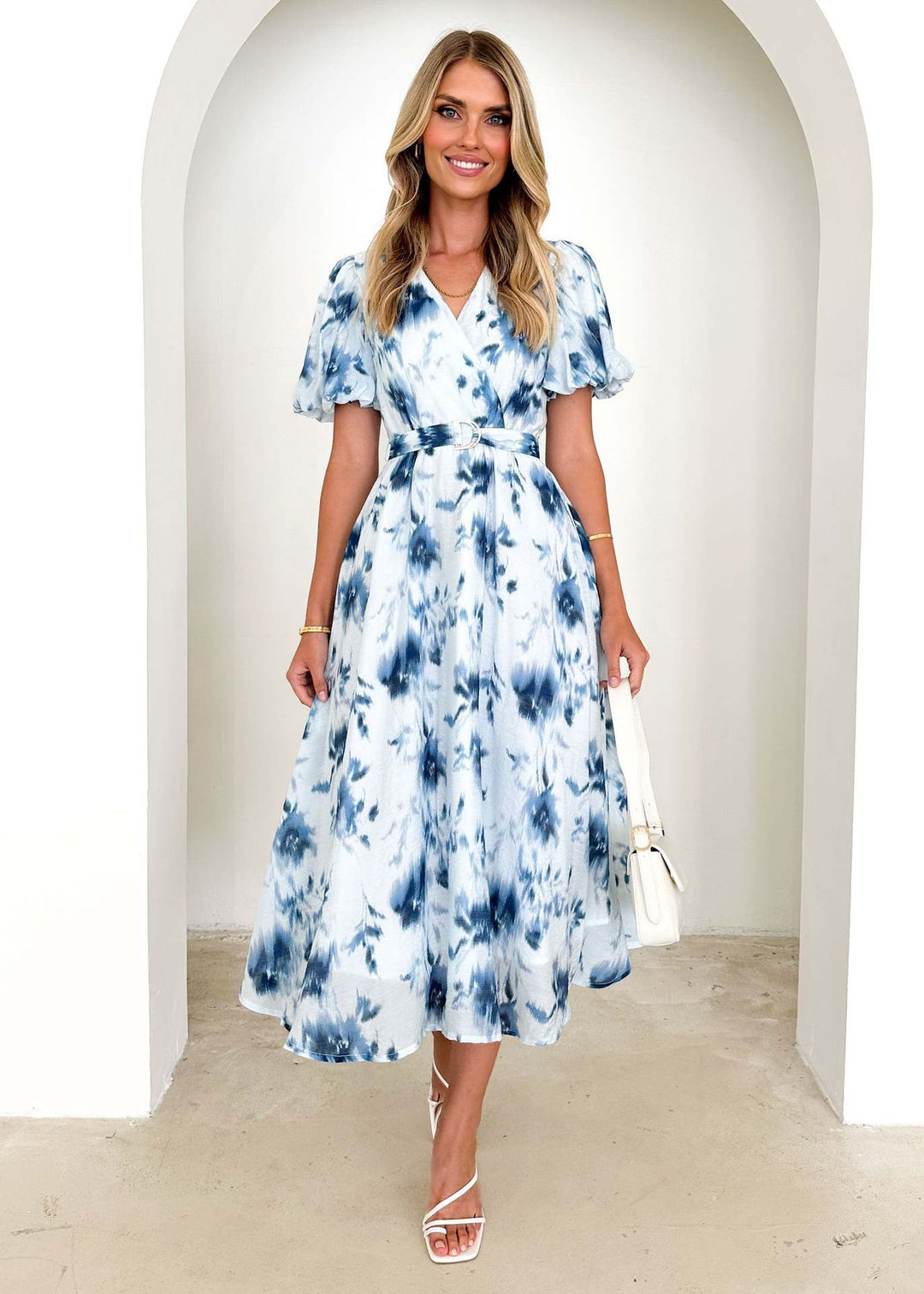 Robe midi pour femmes avec un design enveloppant ludique et des accents floraux Levoire