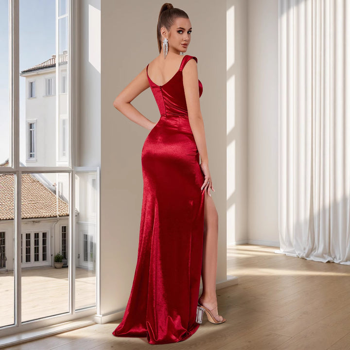 Robe de soirée flatteuse pour les femmes avec décolleté en cœur et drapés subtils Levoire