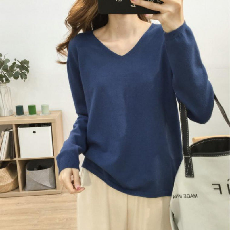 Pull féminin à col en V avec une coupe décontractée et des matériaux doux Levoire