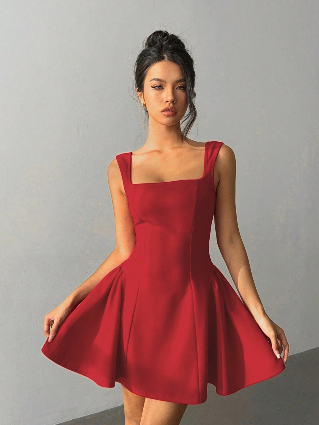Robe femme avec coupe ajustée et décolleté carré élégant Levoire