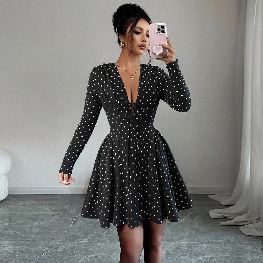 Robe mini pour femmes avec des pois et un élégant décolleté en V Levoire
