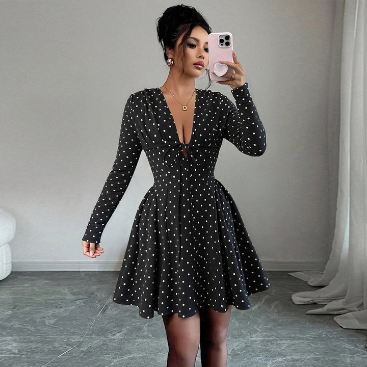 Robe mini pour femmes avec des pois et un élégant décolleté en V Levoire