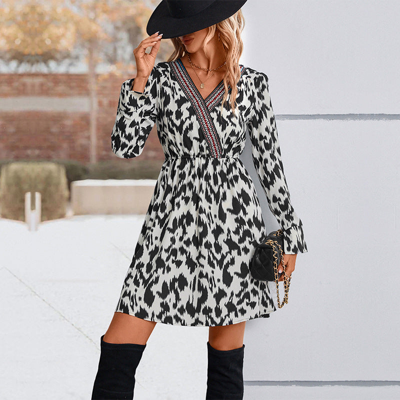 Robe cache-cœur élégante pour femmes avec des détails volantés et un décolleté en V Levoire
