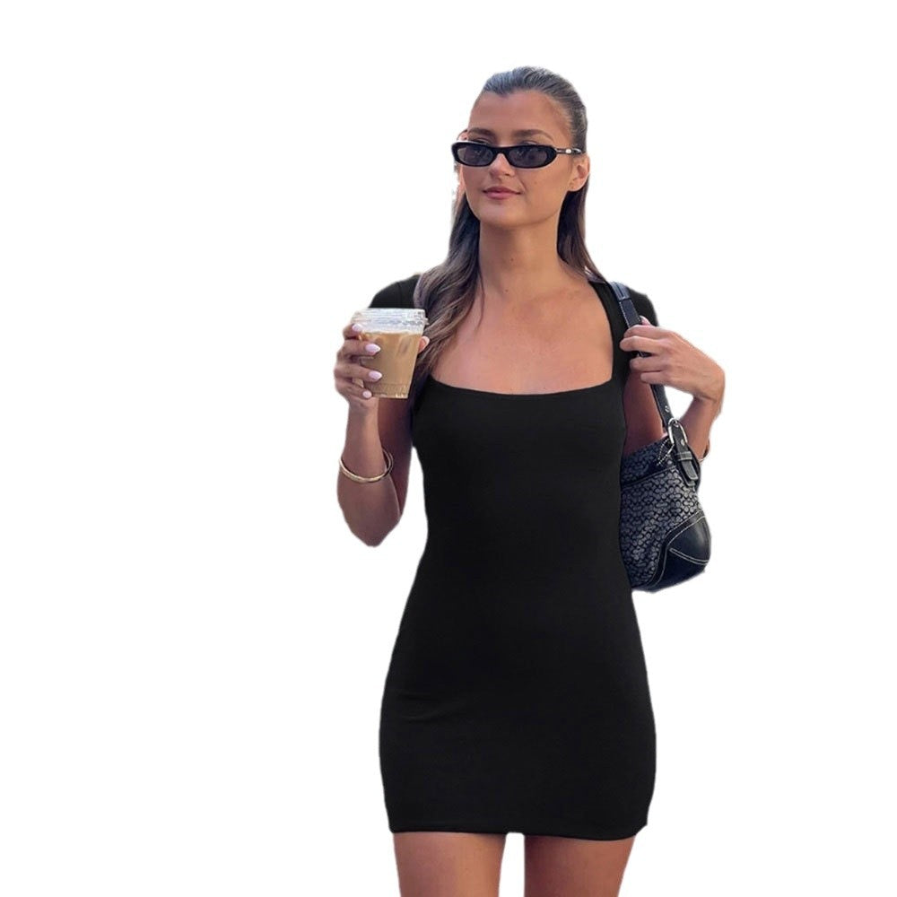 Robe mini ajustée pour les femmes avec bretelles larges et décolleté carré Levoire