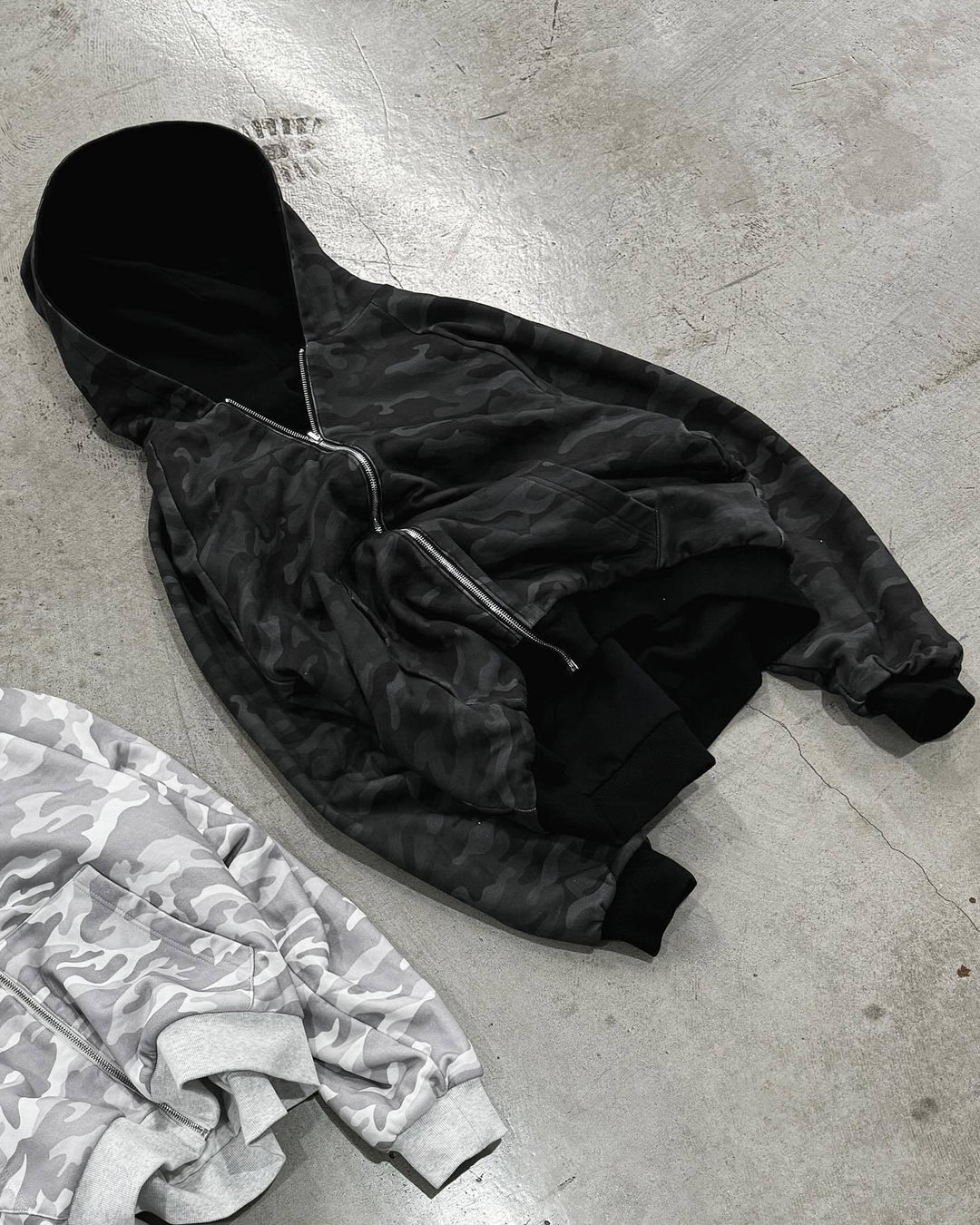 Sweat à capuche urbain pour femmes avec motif camouflage et larges poignets Levoire