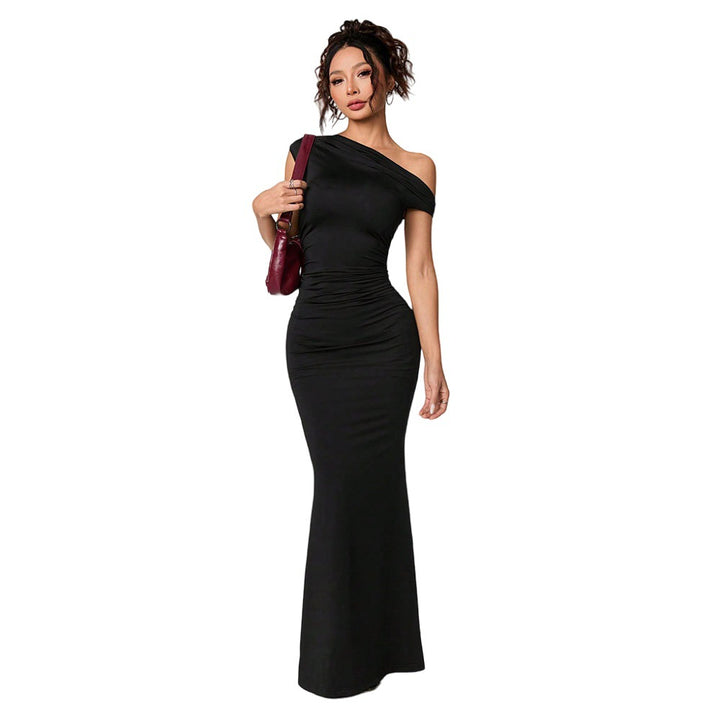 Robe enveloppante ajustée pour femmes avec design dénudé des épaules et détails de volants élégants Levoire