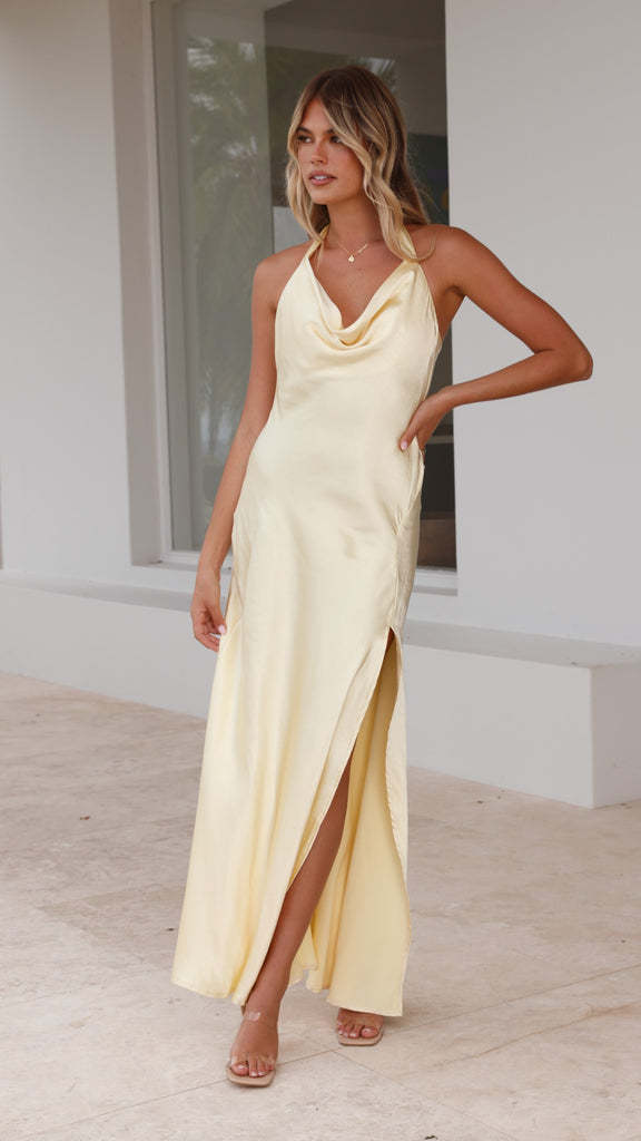 Robe maxi satin élégante pour femmes avec décolleté plus profond et fente latérale Levoire