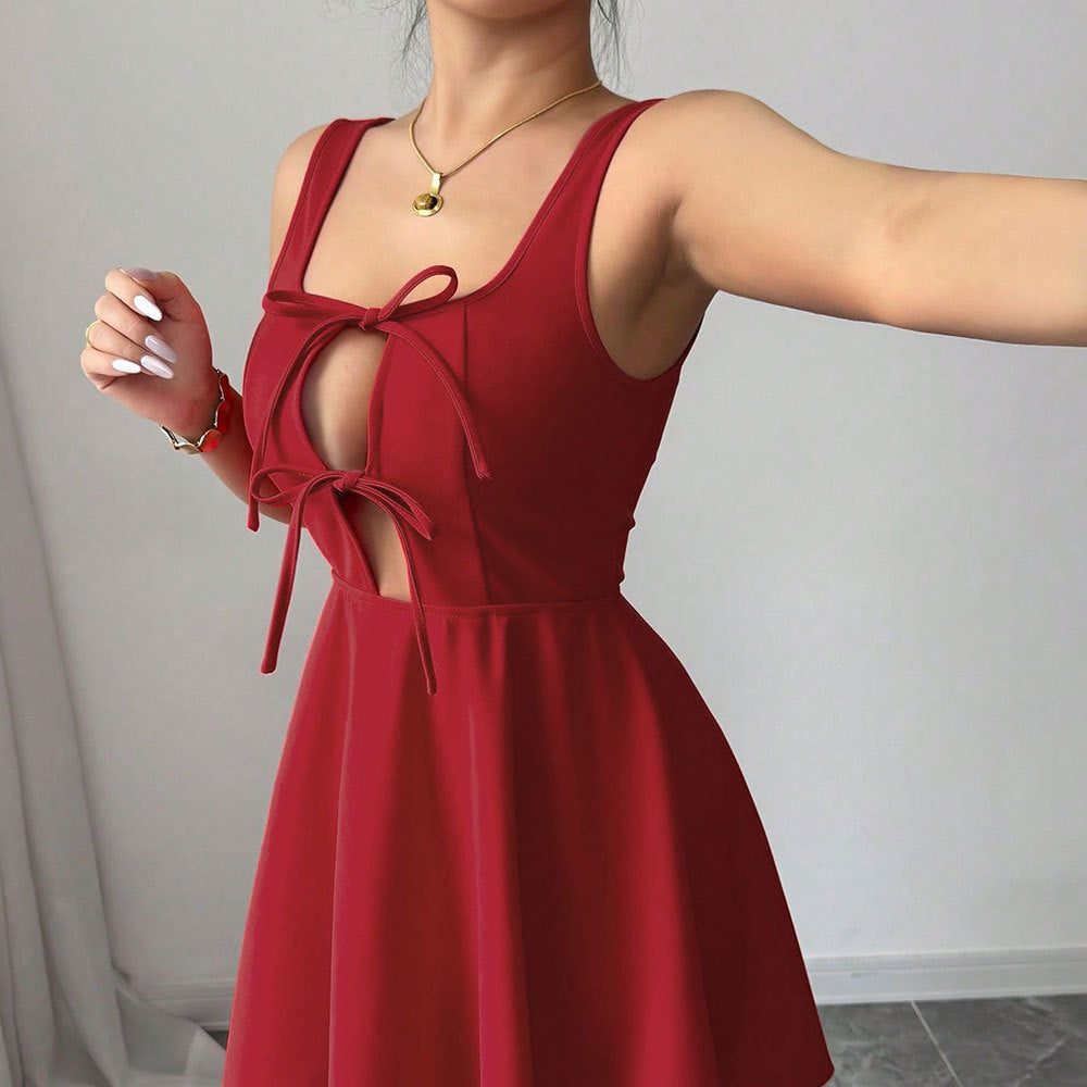 Robe mini pour femme avec décolleté élégant et détail de nœud ludique Levoire