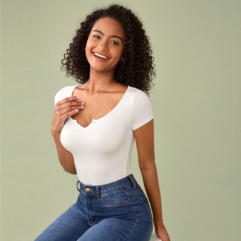T-shirt ajusté pour femmes avec un décolleté en V profond et des manches courtes Levoire