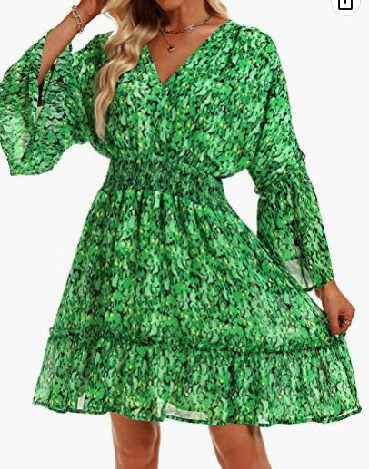 Robe décontractée pour femmes avec une silhouette aérienne et un design floral Levoire