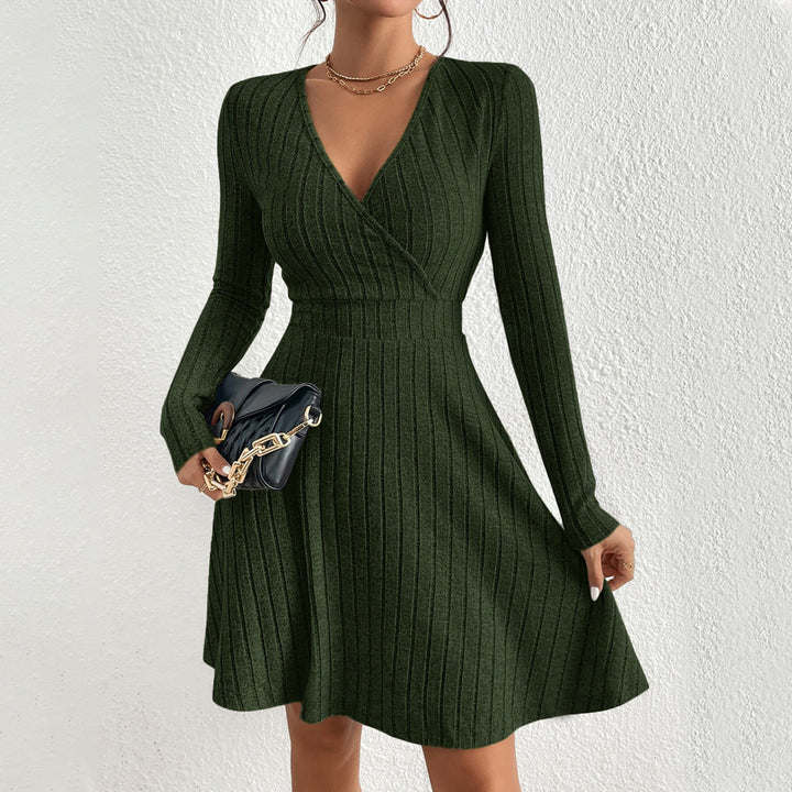 Robe tricotée pour femmes avec un élégant décolleté en V et une coupe ajustée Levoire