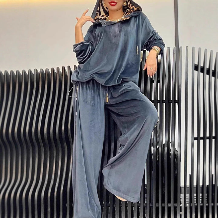 Costume de détente confortable pour femme avec capuche et finition satinée élégante Levoire