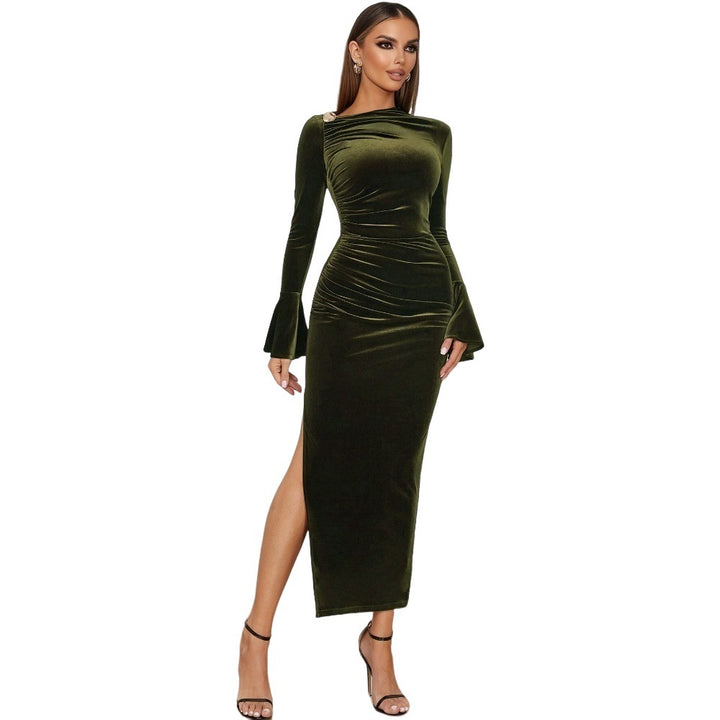 Robe maxi pour femmes en velours luxueux avec un élégant décolleté en V et des détails de volants sophistiqués Levoire