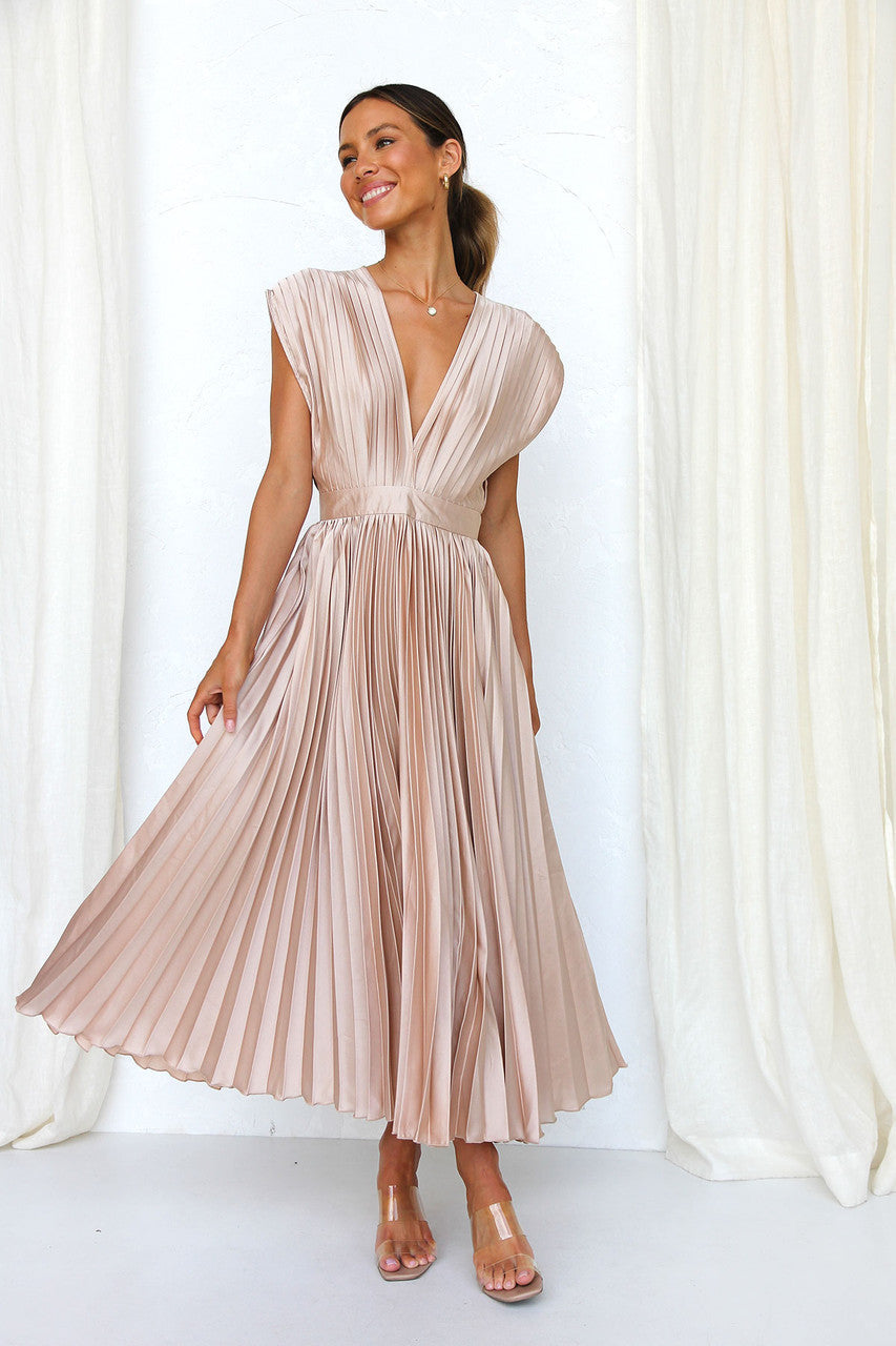 Levoire | Robe Longue Avec Décolleté En V Profond Et Nœud Au Dos RosaHell