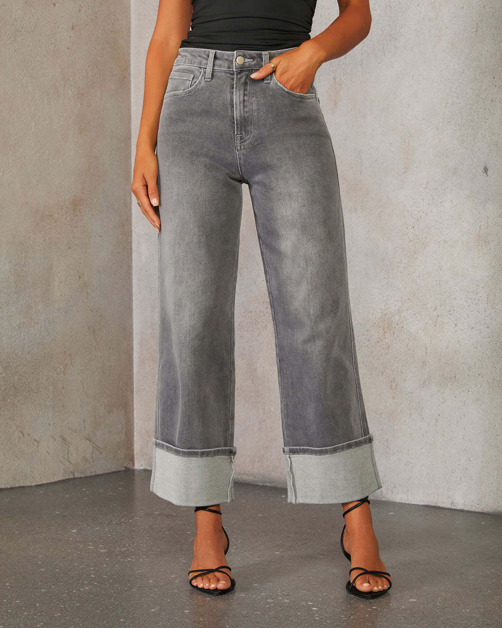 Jeans en denim à coupe décontractée pour femmes avec ourlets contrastants Levoire