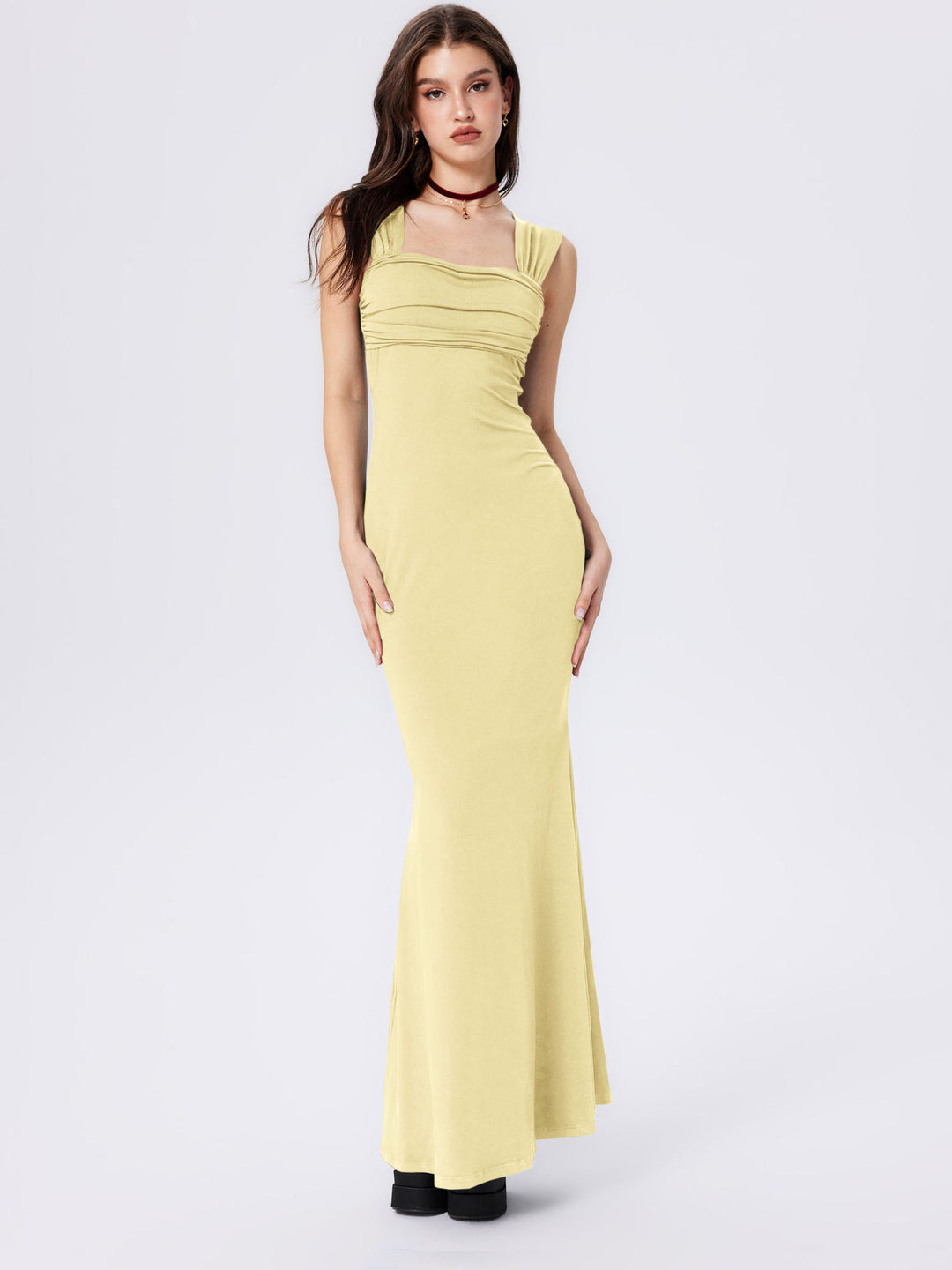 Robe maxi ajustée pour femmes avec corsage froncé et bretelles modernes Levoire