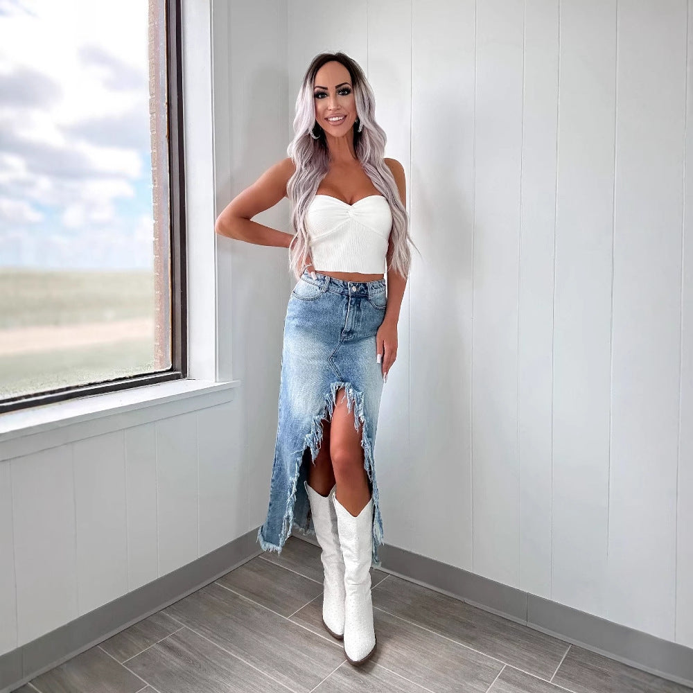 Jupe en denim pour femmes dans un style moderne à haute-bas avec des détails en franges Levoire