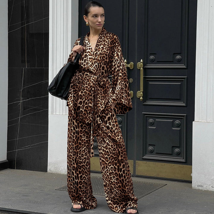Levoire | Ensemble féminin à deux pièces – un look audacieux avec des motifs animaliers ! Braun
