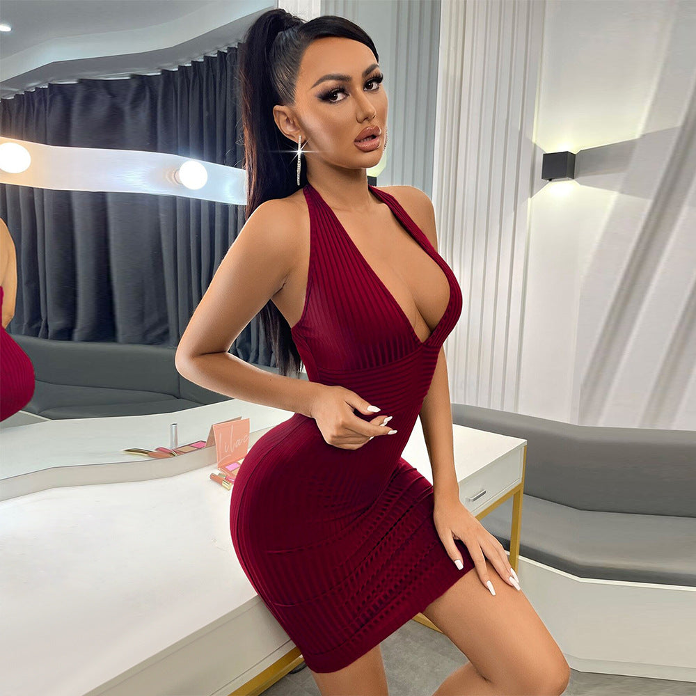 Robe mini ajustée pour femmes avec décolleté en V profond Levoire