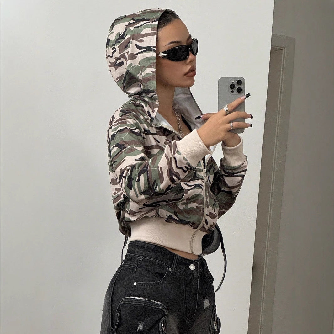 Veste à capuche courte pour femmes en style camouflage moderne Levoire