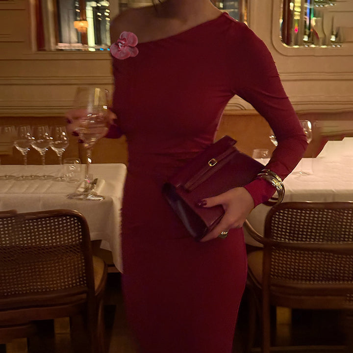 Robe maxi élégante pour femmes avec encolure asymétrique et coupe près du corps Levoire