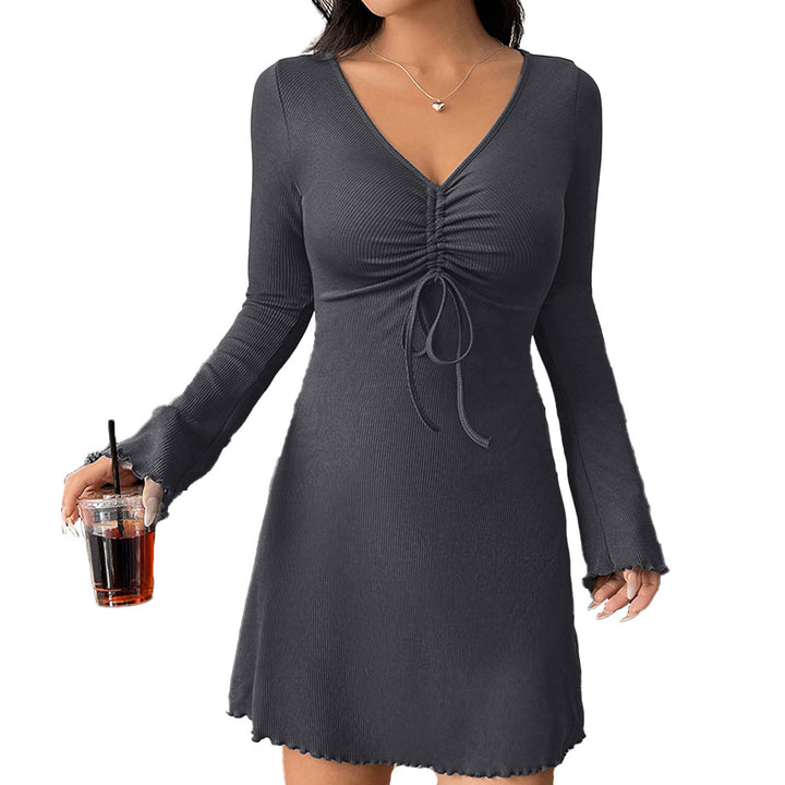 Robe mini femme avec un élégant décolleté en V et des détails de volants ludiques Levoire