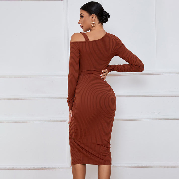 Robe côtelée ajustée pour femme avec décolleté asymétrique et fronces sophistiquées Levoire