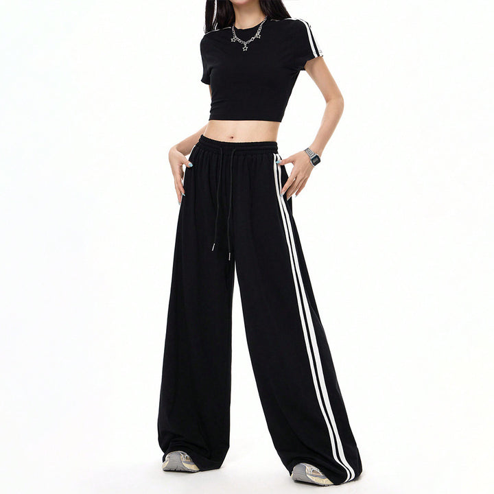 Ensemble sportif féminin composé d'un crop top et de pantalons à coupe ample avec des détails en slip Levoire