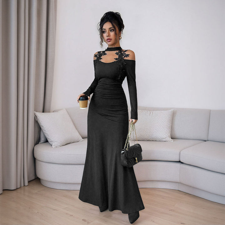 Robe de soirée ajustée pour femmes avec design à bretelles dénudées et accents floraux Levoire