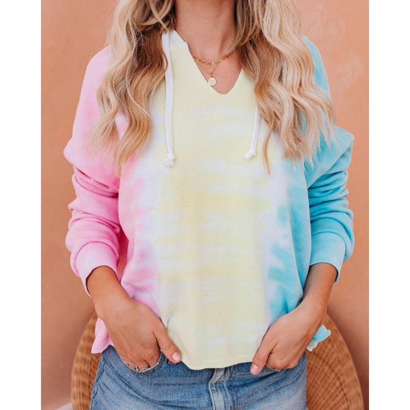 Haut à capuche pour femme à col en V avec design tie-dye Levoire