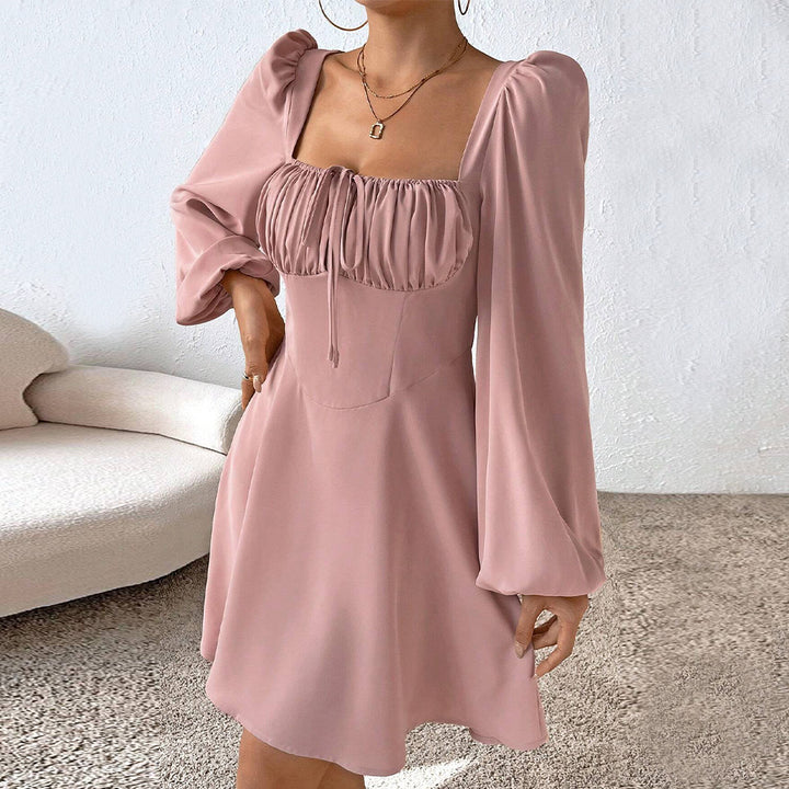 Robe mini femme avec des détails en volants et des manches bouffantes chics Levoire