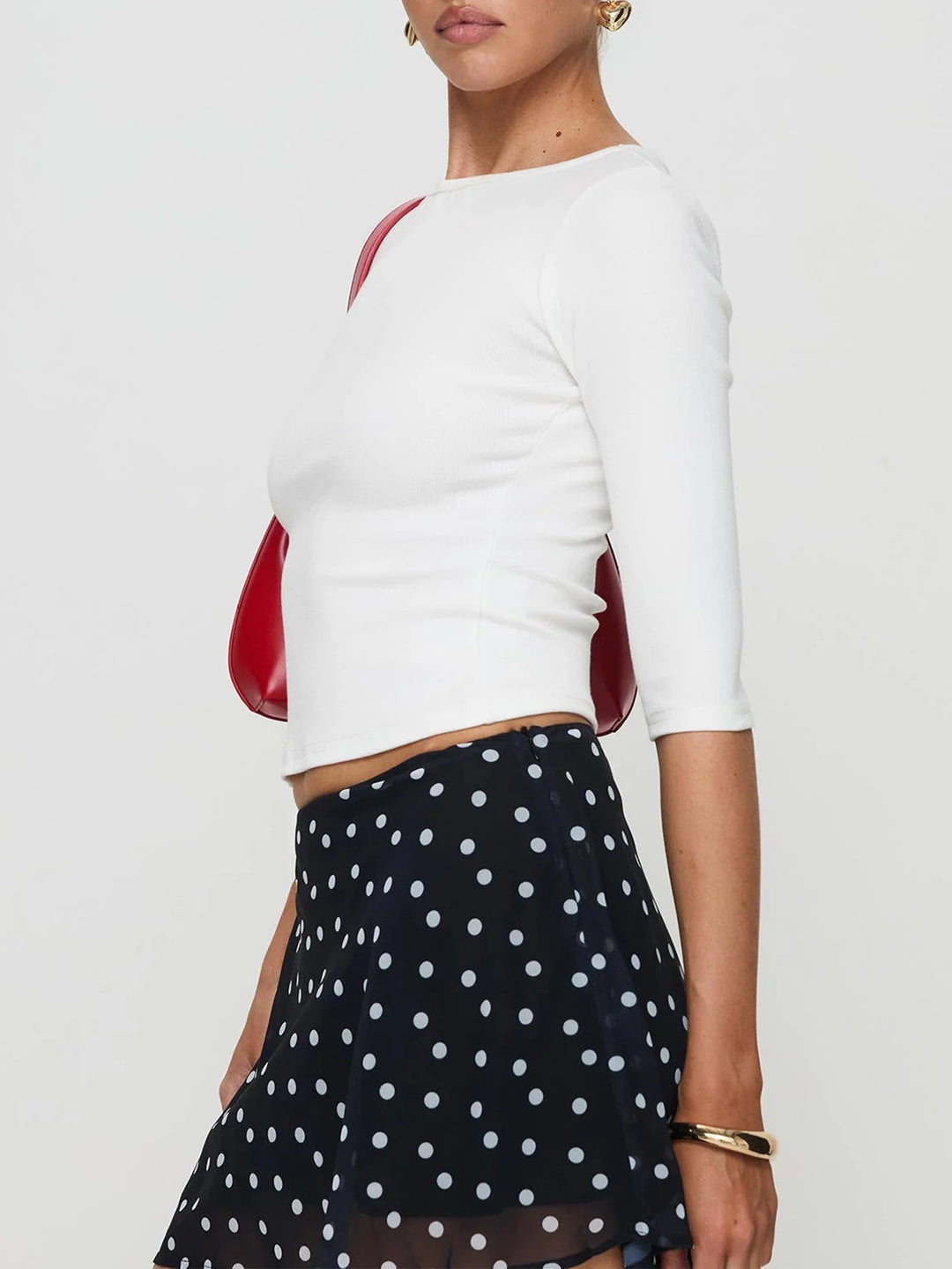 Chemise à manches longues cropped pour femmes avec un décolleté rond élégant et une coupe qui met en valeur la silhouette Levoire