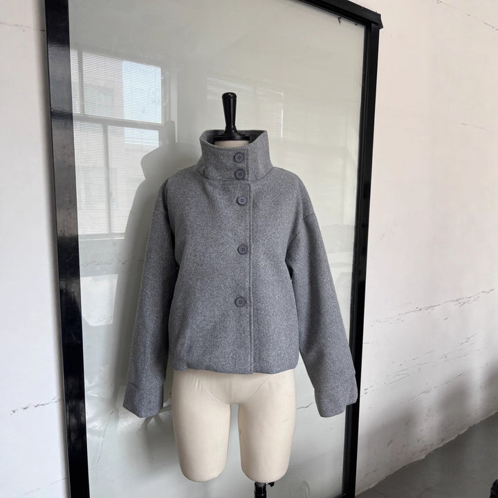 Veste oversize pour femmes avec col haut et détails en boutons Levoire