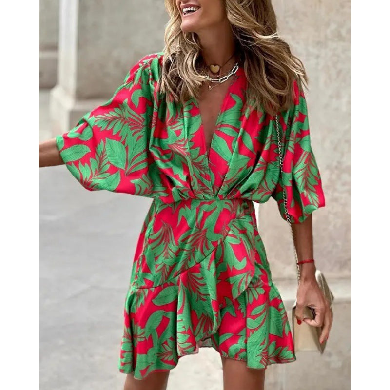 Levoire | Robe à encolure en V asymétrique tendance Fond rouge avec des fleurs vertes
