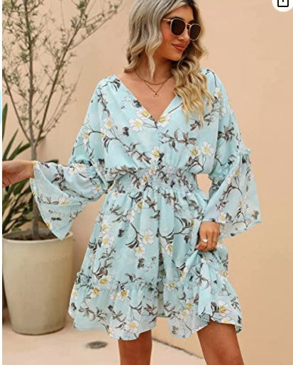 Robe décontractée pour femmes avec une silhouette aérienne et un design floral Levoire