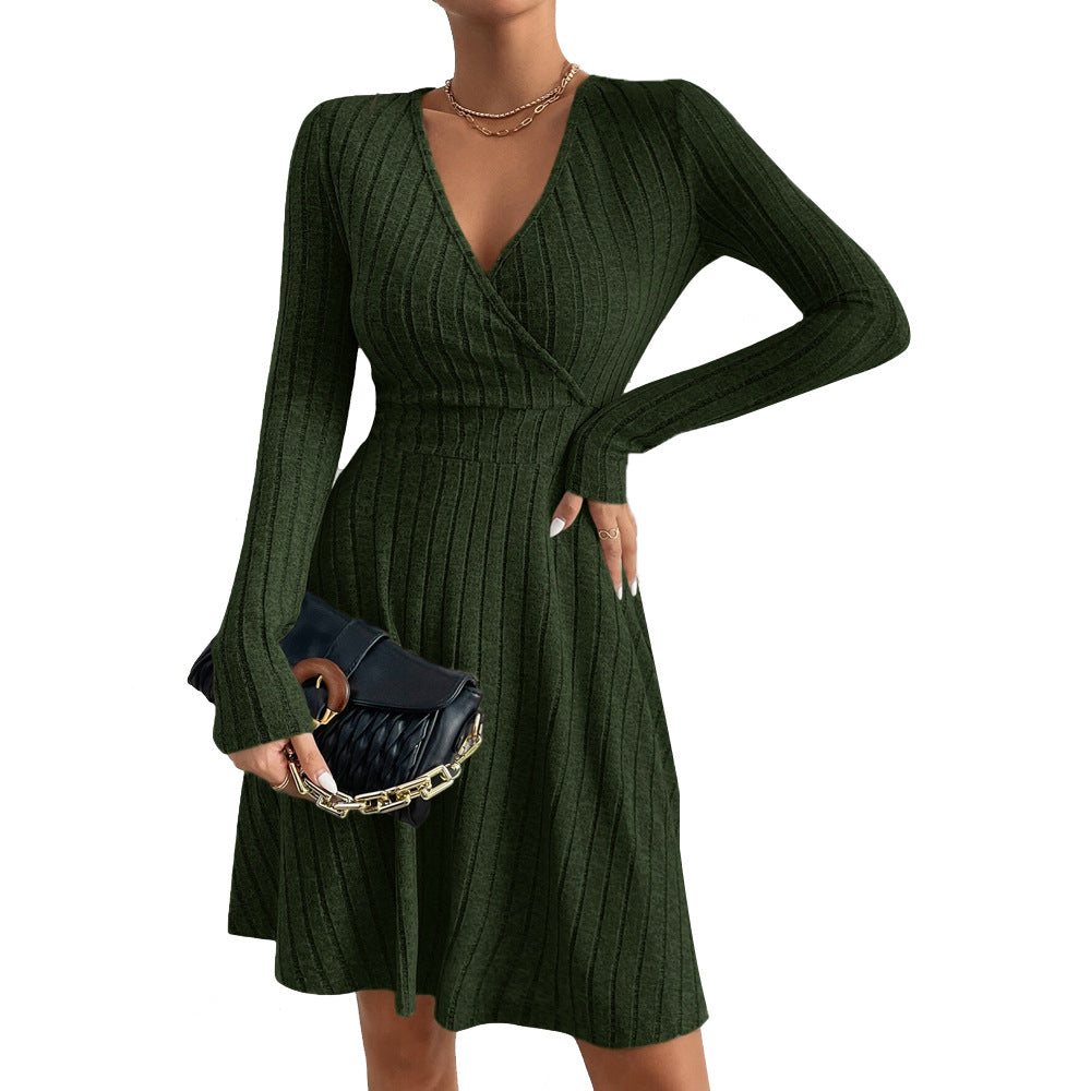 Robe tricotée pour femmes avec un élégant décolleté en V et une coupe ajustée Levoire