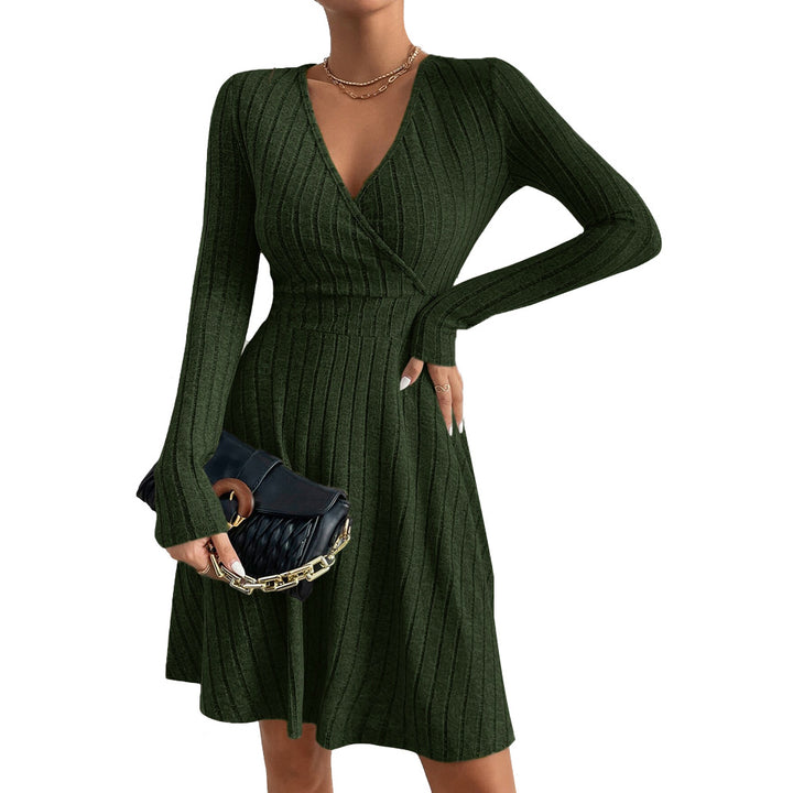 Robe tricotée pour femmes avec un élégant décolleté en V et une coupe ajustée Levoire