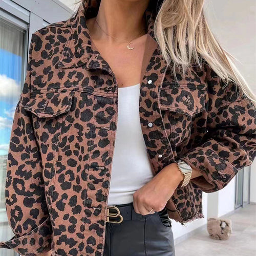 Veste en jean pour femmes dans un imprimé léopard tendance avec des ourlets frangés et une coupe oversized Levoire