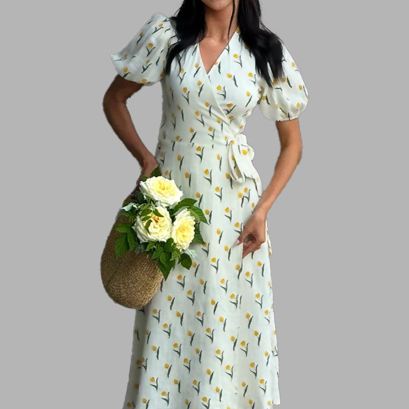 Robe portefeuille pour femmes avec des manches bouffantes volumineuses et des embellissements floraux Levoire