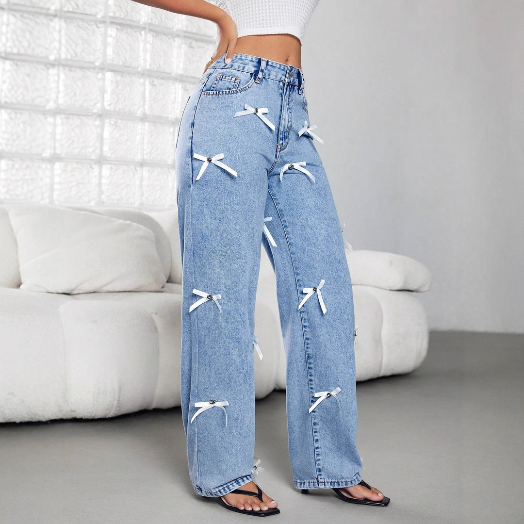 Jeans larges pour femmes avec des nœuds décoratifs et des détails de boutons Levoire
