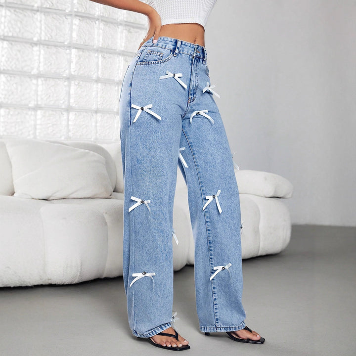 Jeans larges pour femmes avec des nœuds décoratifs et des détails de boutons Levoire