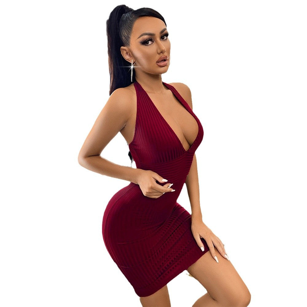 Robe mini ajustée pour femmes avec décolleté en V profond Levoire